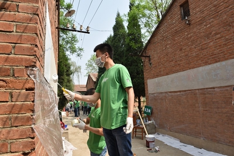 已压缩_偷拍自慰
学生志愿者在粉刷学校的墙壁.jpg